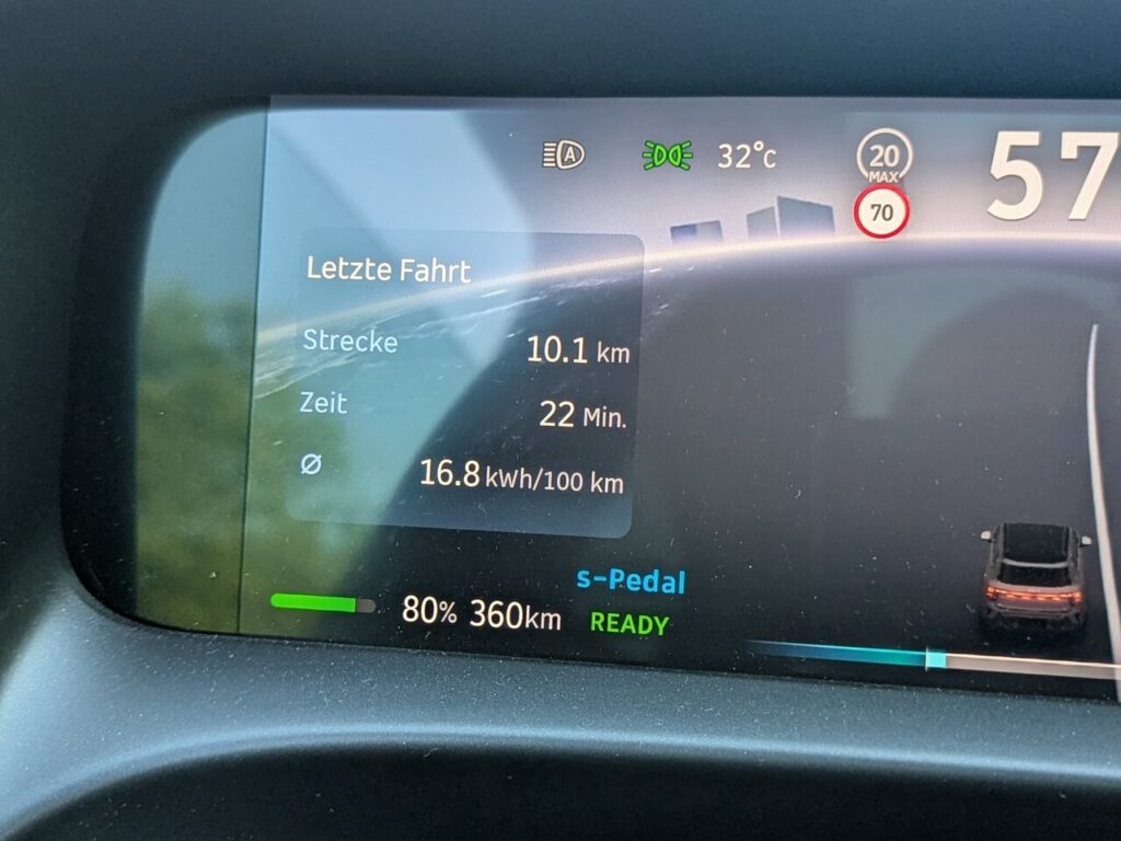 Wie sparsam ist der Smart #5 Brabus im Alltag? Durchschnittsverbrauch im Sommer unter 17 kWh/100 km laut Bordcomputer.