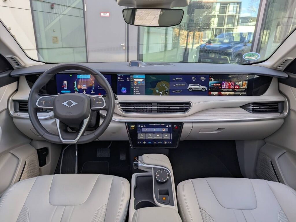 Armaturenbrett (helles Interieur) mit 29 Zoll Panorama-Display (Infotainmentsystem mit frei anpassbare Anzeigen)