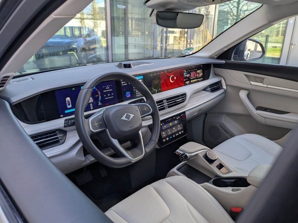 Panorama-Display (29 Zoll) mit Türkei-Flagge im TOGG T10X