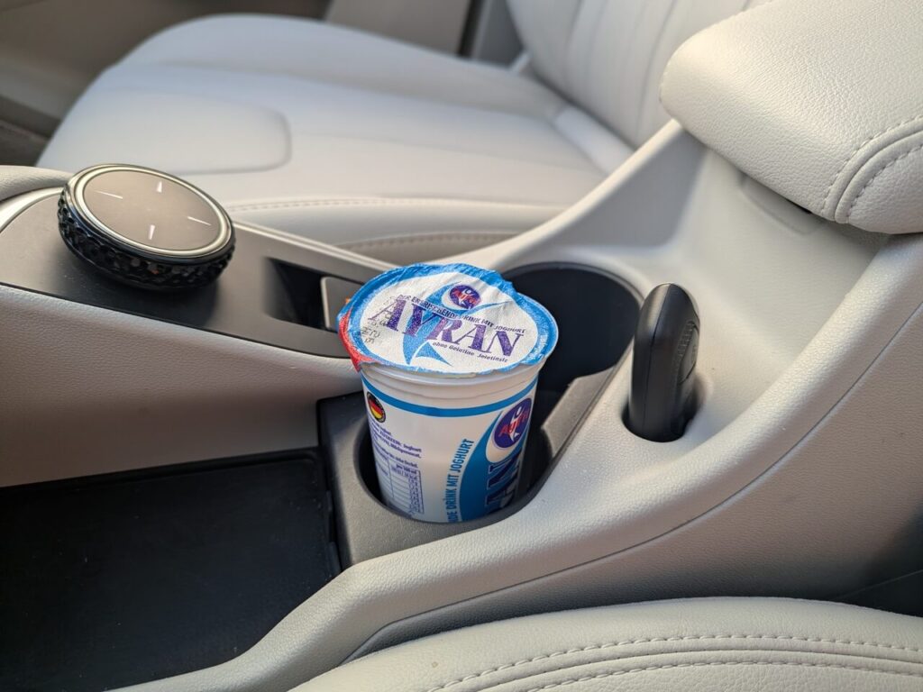 Mittelkonsole mit zwei Becherhaltern (Ayran) und Schlüsselhalter
