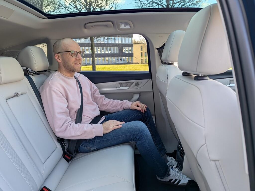 Togg T10X Rücksitzbank: viel Kopf- und Beinfreiheit im Fond des Elektro-SUV. Daniel Przygoda, 1,75 m.
