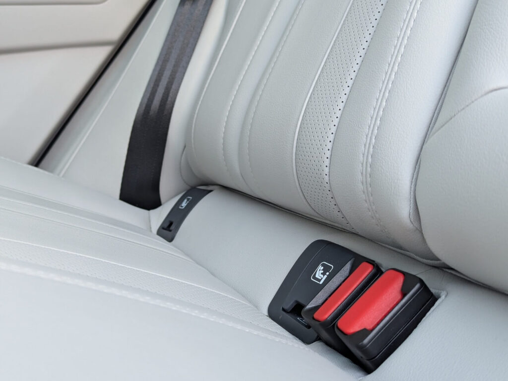 Isofix-Halterung auf den Rücksitzen im Togg T10X befinden sich hinter Kunststoffklappen. Die Gurtschlösser sind fixiert.