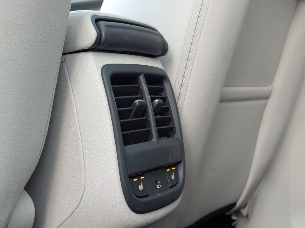 Lüftungsdüsen für den Fond: Rücksitze mit 2-stufiger Sitzheizung und USB-C-Anschluss in der Mittelkonsole