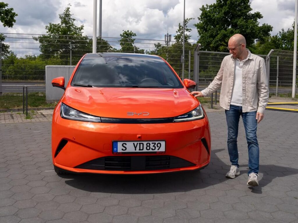 Fahrbericht zum BYD Dolphin G von Daniel Przygoda. Lohnt sich der Kauf? Alle Infos zum PHEV Kleinwagen. (Foto: Giolina Marie Güttler)