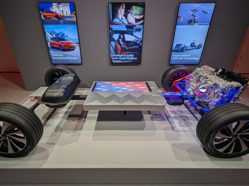 Antriebstechnik beim BYD Dolphin-G DM-i: Die Blade-Batterie mit 18,3 kWh Kapazität ist im Unterboden verbaut.