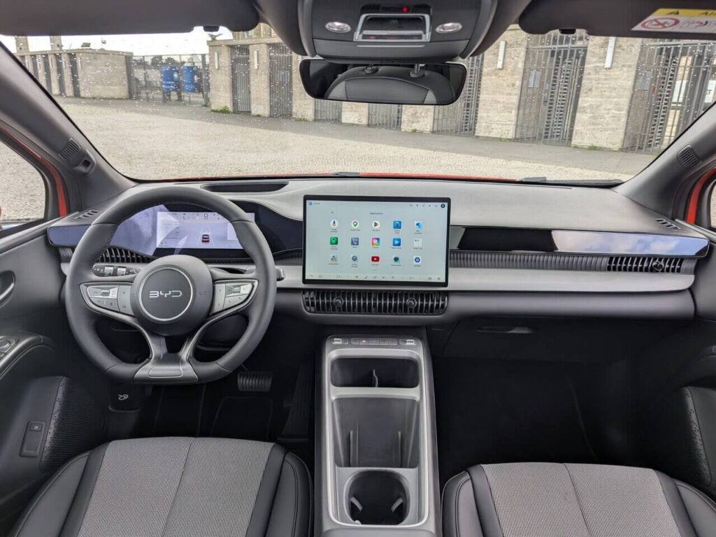 Armaturenbrett beim BYD Dolphin-G DM-i Comfort mit 12,8 Zoll Touchscreen und kabelloser Smartphone-Ladestation (15 Watt) in der Mittelkonsole.