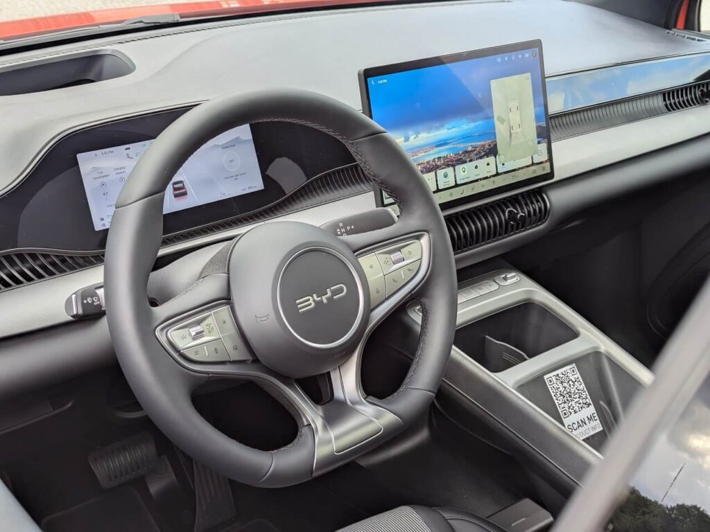 Multifunktionslenkrad im BYD-Dolphin G Comfort: 8,8 Zoll Digitaltacho und 12,8 Zoll Touchscreen.