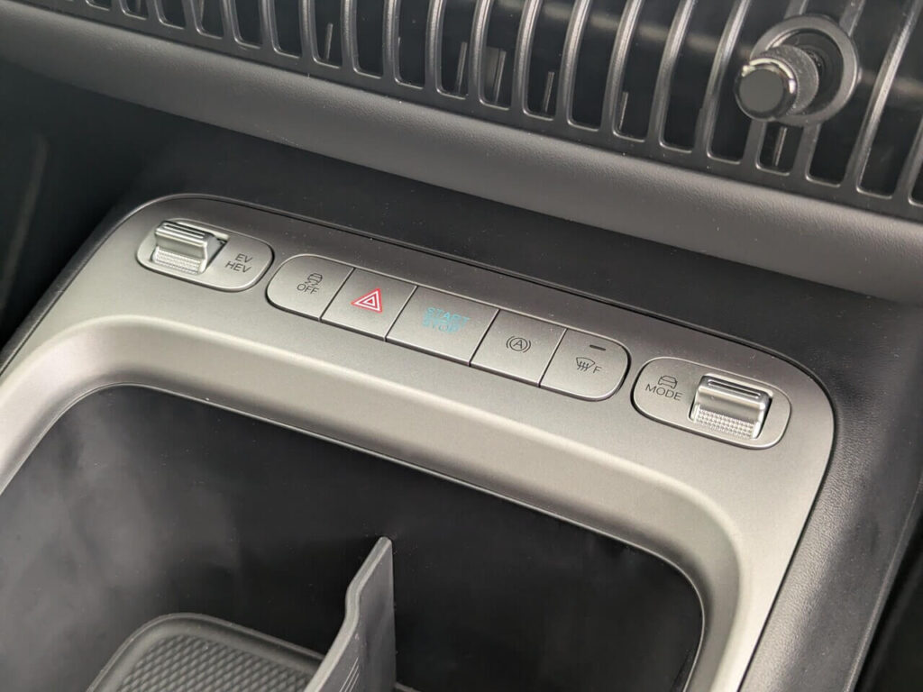 Wechsel zischen Elektro- und Hybrid-Modus und Fahr-Modi per Schalter im BYD Dolphin-G Plug-in-Hybrid.