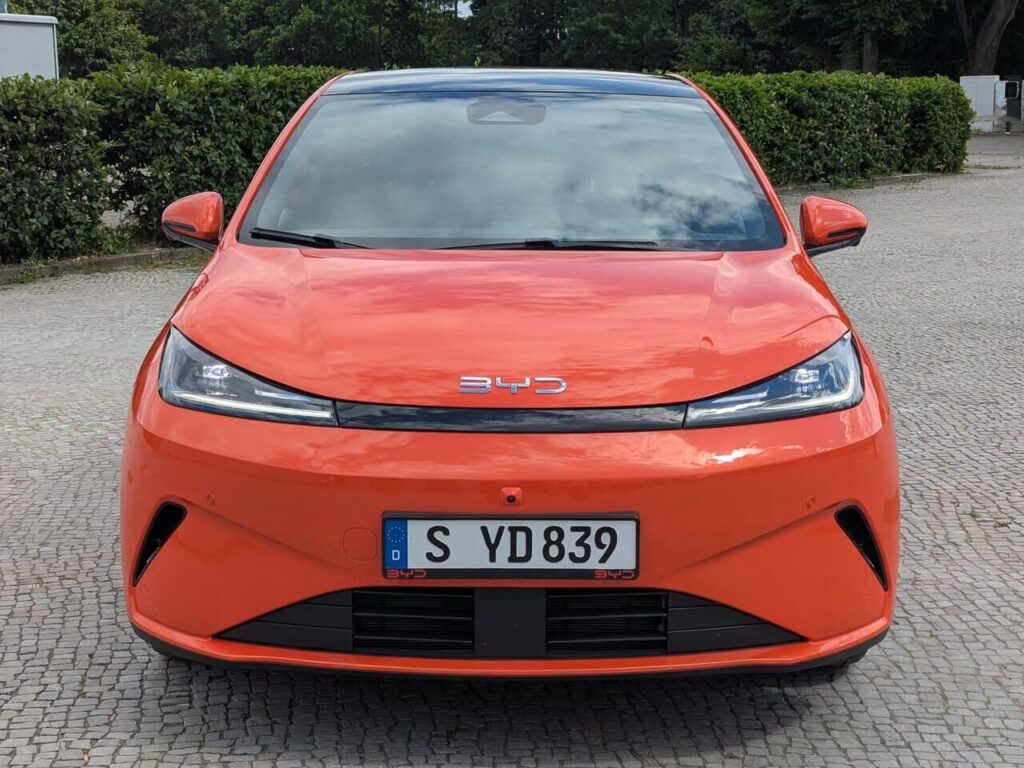 Kleinwagen BYD Dolphin-G DM-i mit der Standard-Lackierung "Orange Sunset" (Frontansicht)