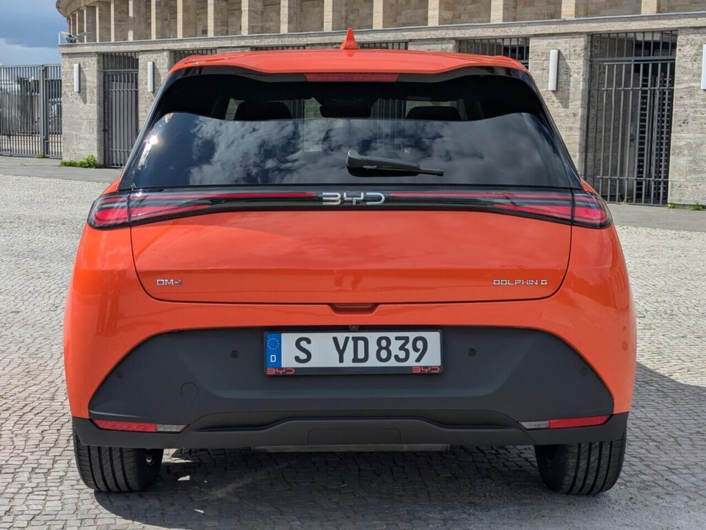 Heckansicht beim BYD Dolphin G DM-i in der Lackierung Orange Sunset Metallic