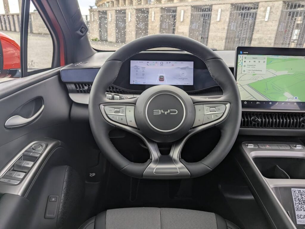 Fahrerperspektive beim BMD-Dolphin G mit 8,8 Zoll großem Kombiinstrument (Digitaltacho).