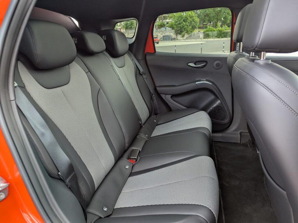 Rücksitze beim BYD Dolphin G DM-i Comfort mit Teilledersitzen. Der Fahrzeugboden ist eben, so dass auch der Mittelplatz gut genutzt werden kann.