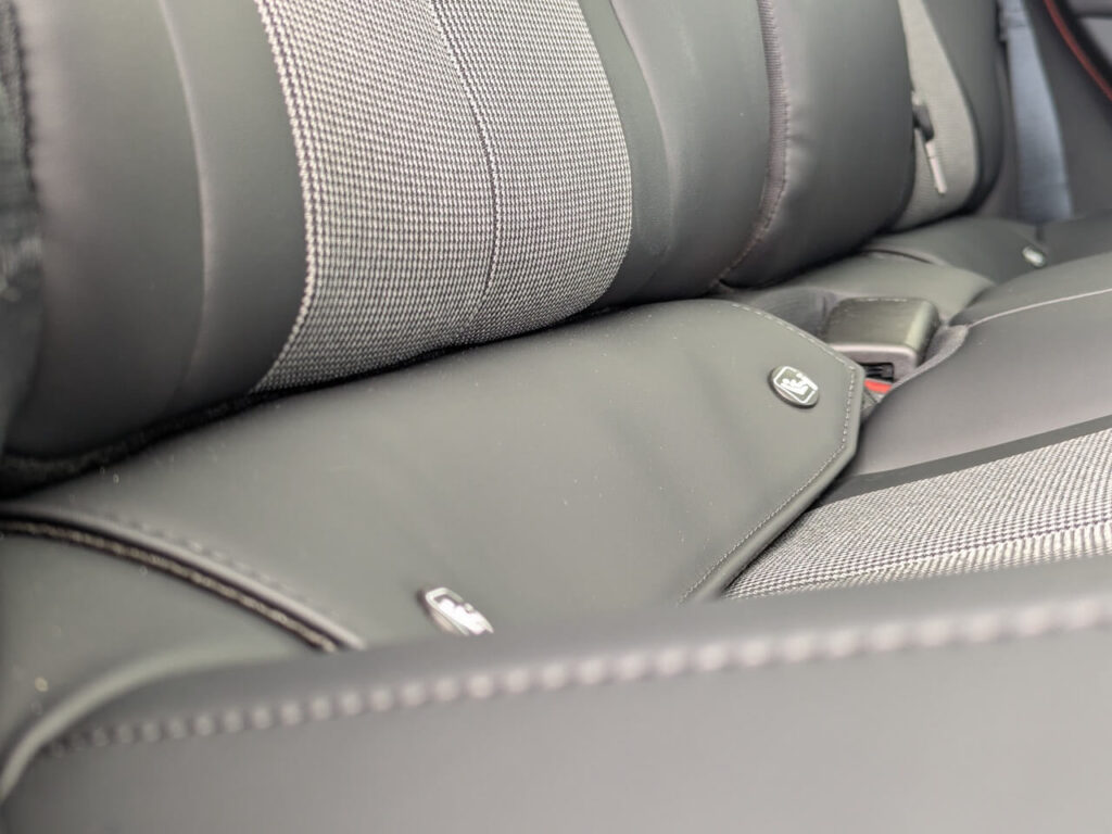 Die Isofix-Halter auf der Rücksitzbank befinden sich unter Polsterklappen auf den äußeren beiden Plätzen der Rücksitzbank.