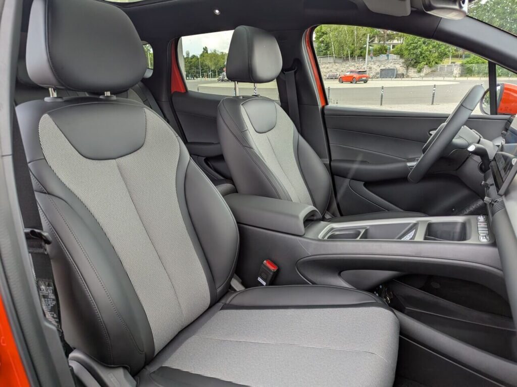 Beifahrersitz mit Teilleder-Polster im BYD Dolphin-G "Comfort".