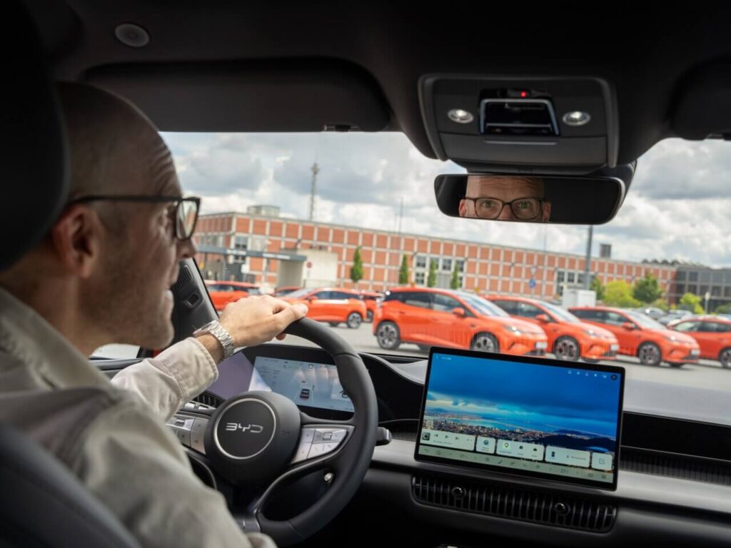 So gut fährt sich der BYD Dolphin G: Daniel Przygoda testet den Kleinwagen aus China (Foto: Giolina Marie Güttler)