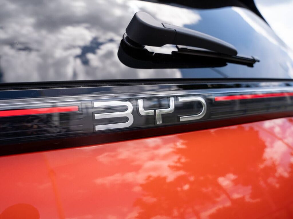 BYD-Markenlogo auf der Heckklappe des Dolphin G. Die Standard-Farbe ist "Orange Sunset" (Foto: Giolina Marie Güttler)