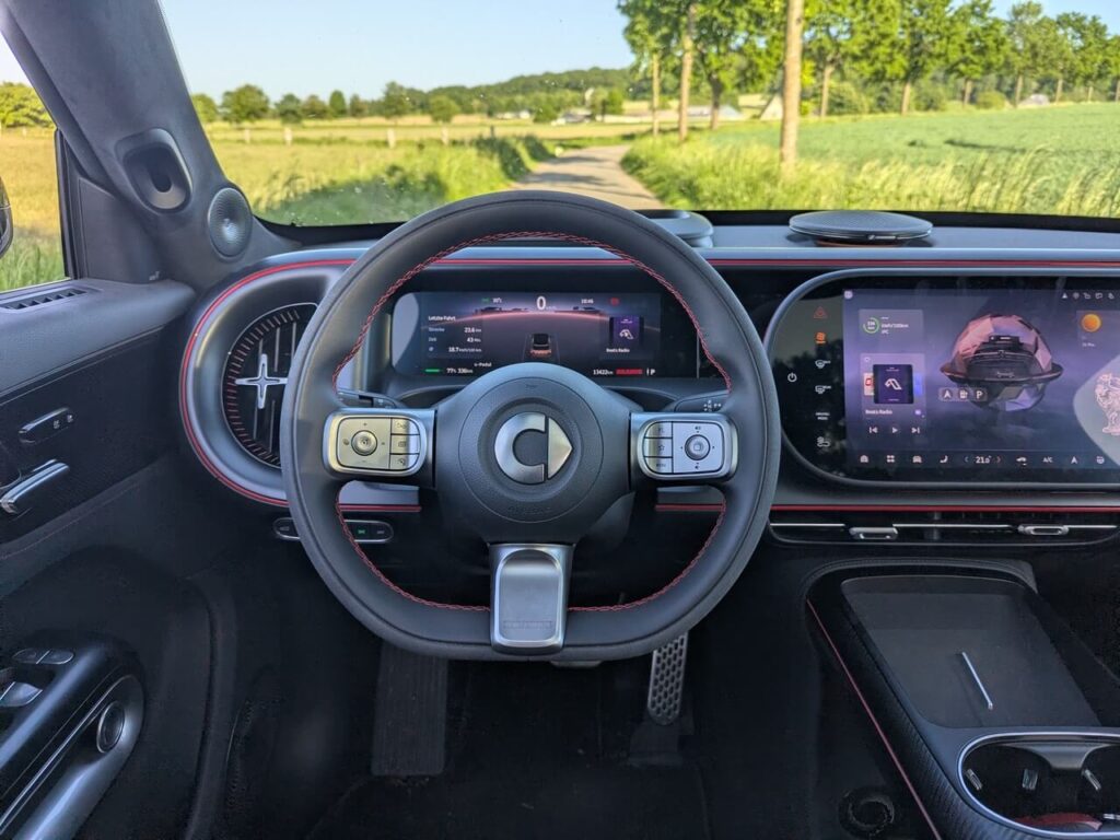 Sportlenkrad in Alcantara (außen) und Glattleder (innen) mit roten Ziernähten. Multifunktionstasten, Digitaltacho und Head-up-Display (HUD).
