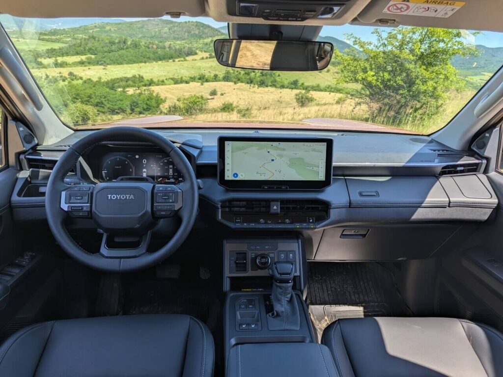 Armaturenbrett: Neues Design und weiche Kunststoffe im neuen Toyota Hilux 2026