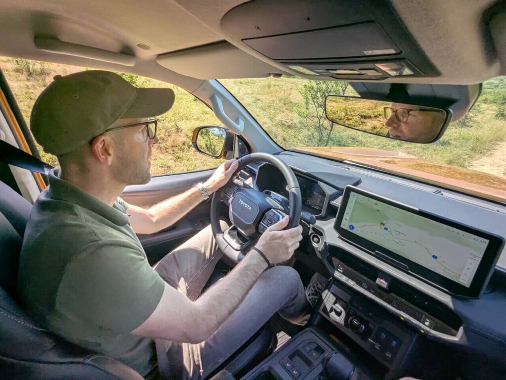 Wie gut ist der neue TOYOTA HILUX (AN2P) im Gelände? Auto-Tester Daniel Przygoda fährt den Offroad-Pick-up mit 204 PS Mild-Hybrid Diesel.