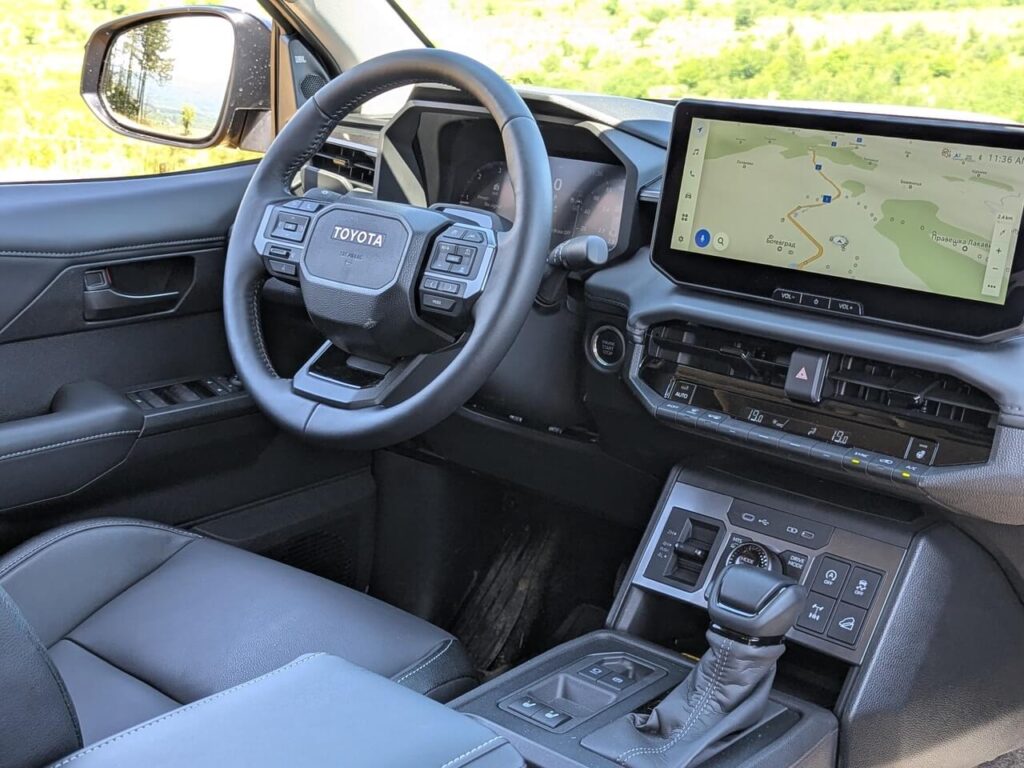 Neu gestalteter Innenraum mit guter Verarbeitungsqualität und weichen Materialien. Das Lenkrad im Hilux ist so auch im Land Cruiser verbaut.