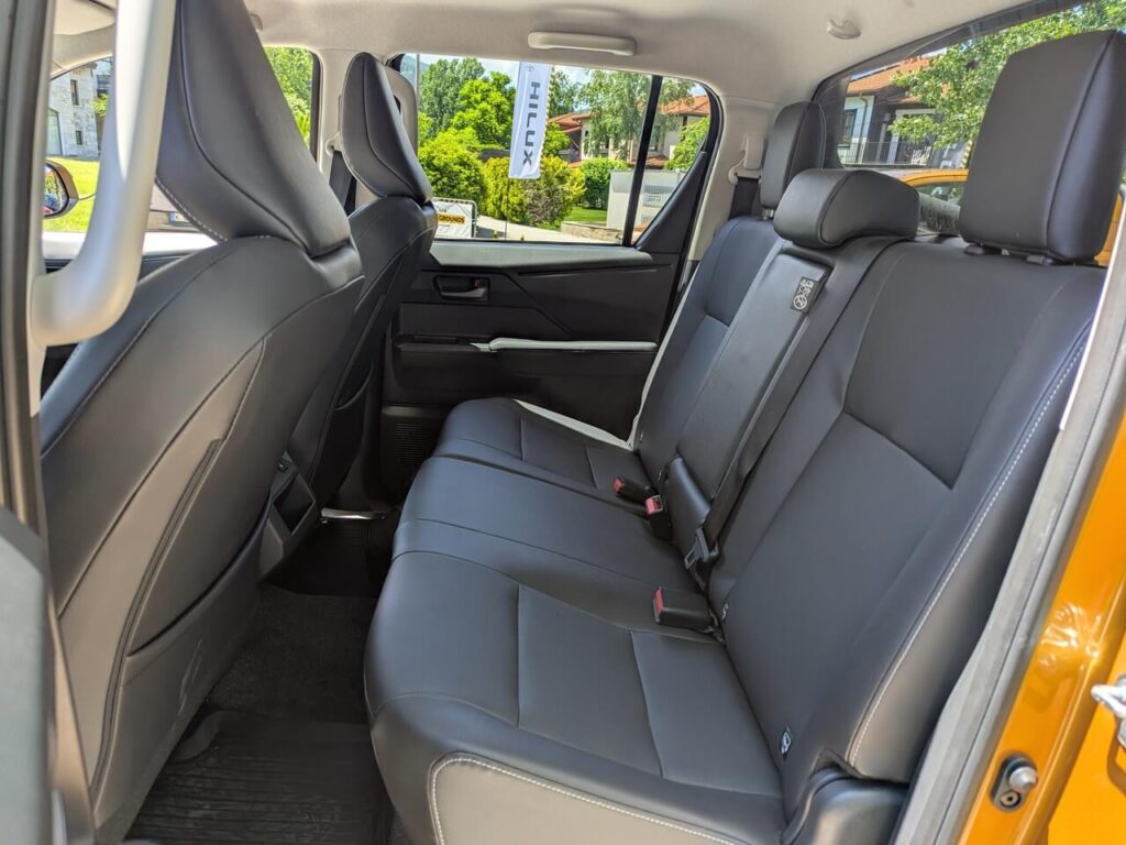 Toyota Hilux Double Cab: Rücksitzbank mit schwarzen Kunstleder-Polstern (Ausstattungsvariante "Invincible")