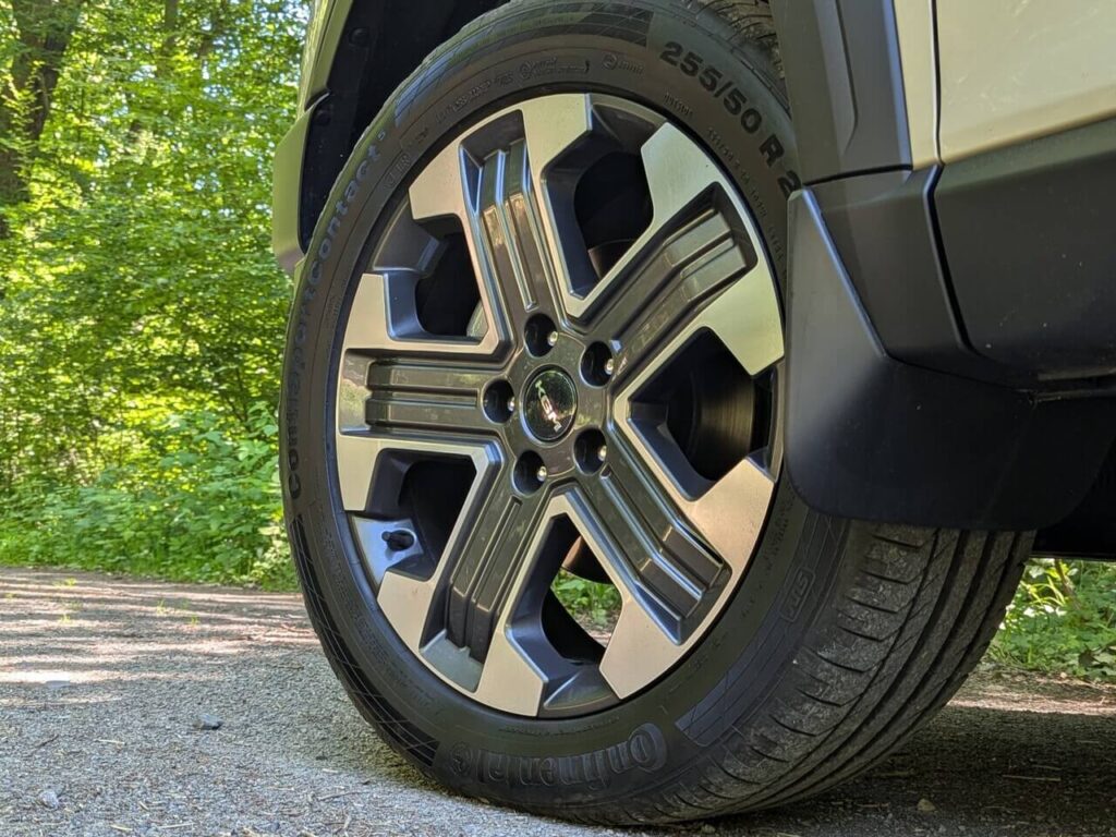20 Zoll Leichtmetallfelgen für den KGM Musso Lux kosten 750 Euro Aufpreis.
