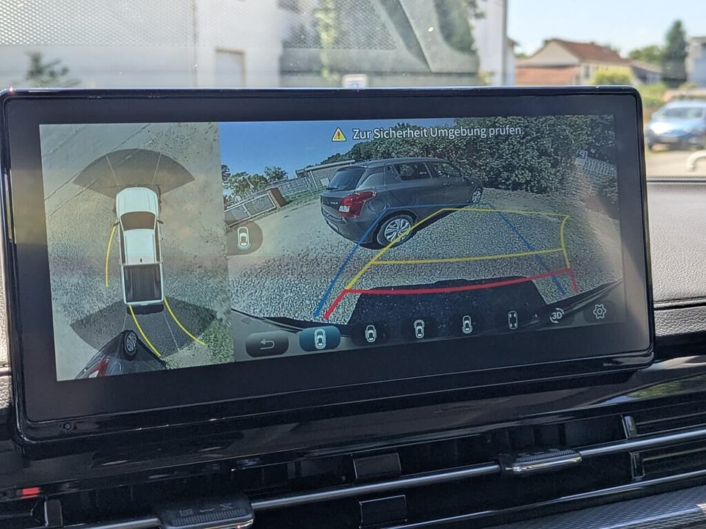 Rückfahrkamera mit dynamischen Führungslinien und 360-Grad-Draufsicht erleichtert das Rangieren und Parken des großen Pick-ups.
