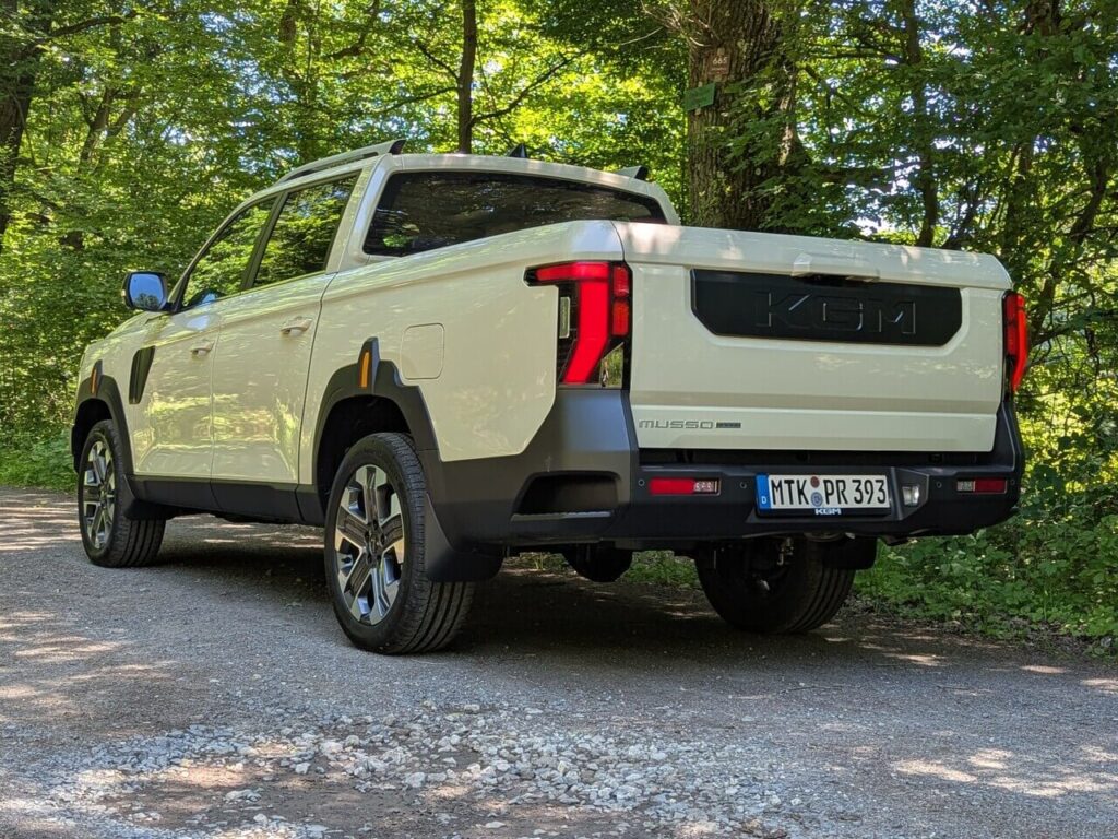 KGM Musso Grand "Lux" in der Lackierung Sandstone Beige, (EBK). Pickup mit langem Radstand und Doppelkabine im Test.