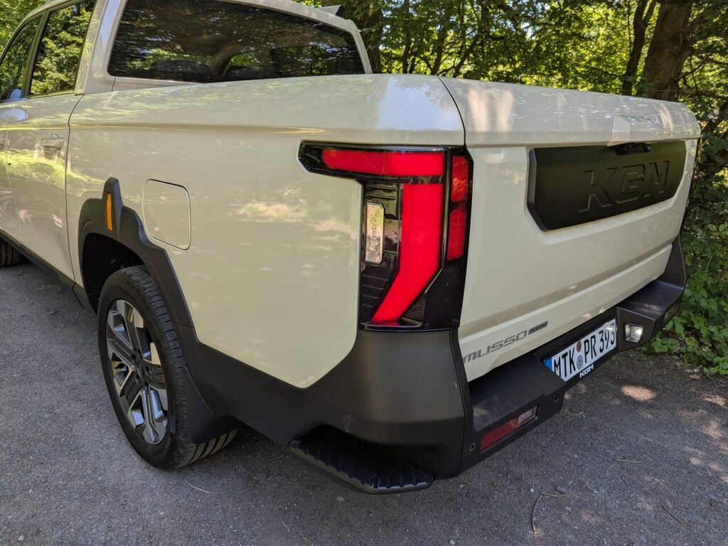 Rückleuchte und die darunterliegende Trittstufe für die Pritsche der Pick-up Ladefläche beim KGM Musso.
