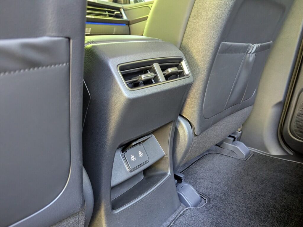 Fond in der Pickup Doppelkabine: Lüftungsdüsen und 2x USB-C-Anschlüsse. Für die Passagiere auf der Rücksitzbank gibt es viele praktische Ablagemöglichkeiten.
