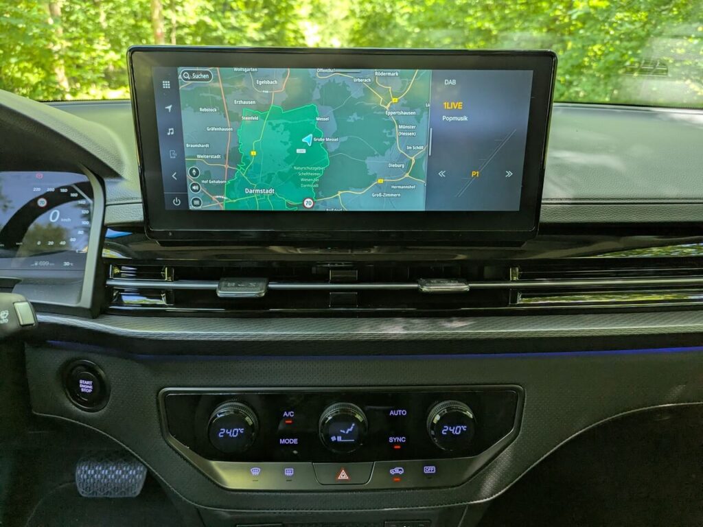 12,3 Zoll Touchscreen mit integriertem Navigationssystem und kabelloser Smartphone-Integration über Android Auto und Apple CarPlay.