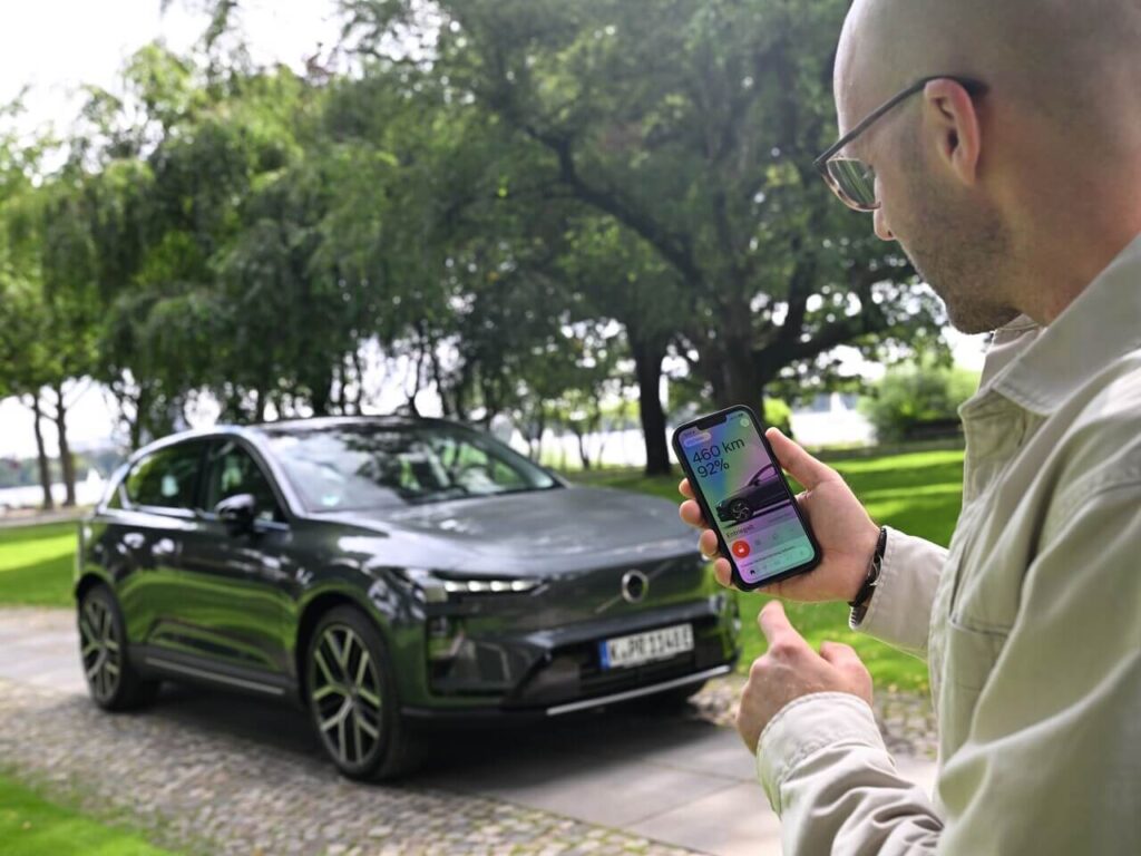 Der Volvo EX60 lässt sich auch per Smartphone-App öffnen. Kein klassischer Autoschlüssel mehr nötig. Daniel Przygoda testet das Premium-SUV. Foto: Christian Bittner.