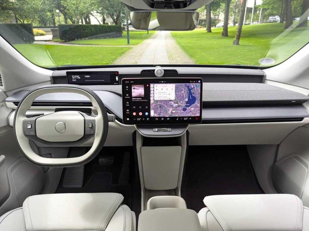 Neu gestaltetes Armaturenbrett beim Volvo EX60 Ultra mit weit hinten platziertem Fahrerdisplay, Curved-Screen und mittig platziertem Handschuhfach.