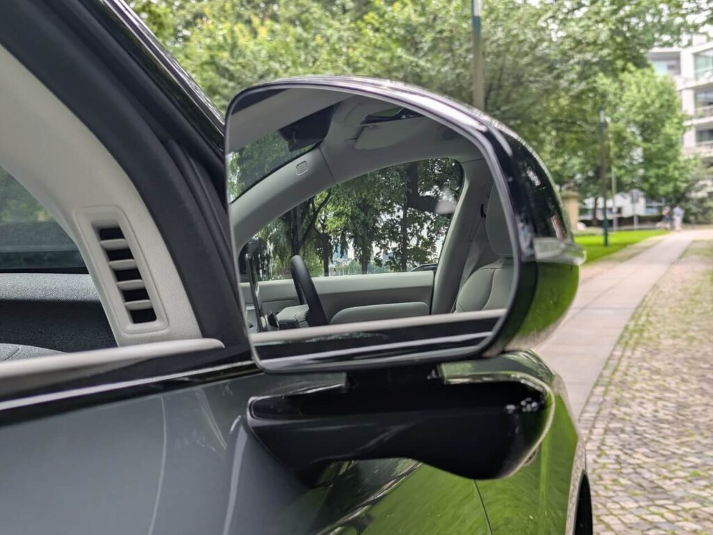 Rahmenlose Außenspiegel beim Volvo EX60 - sehr edles Design und große Spiegelfläche.