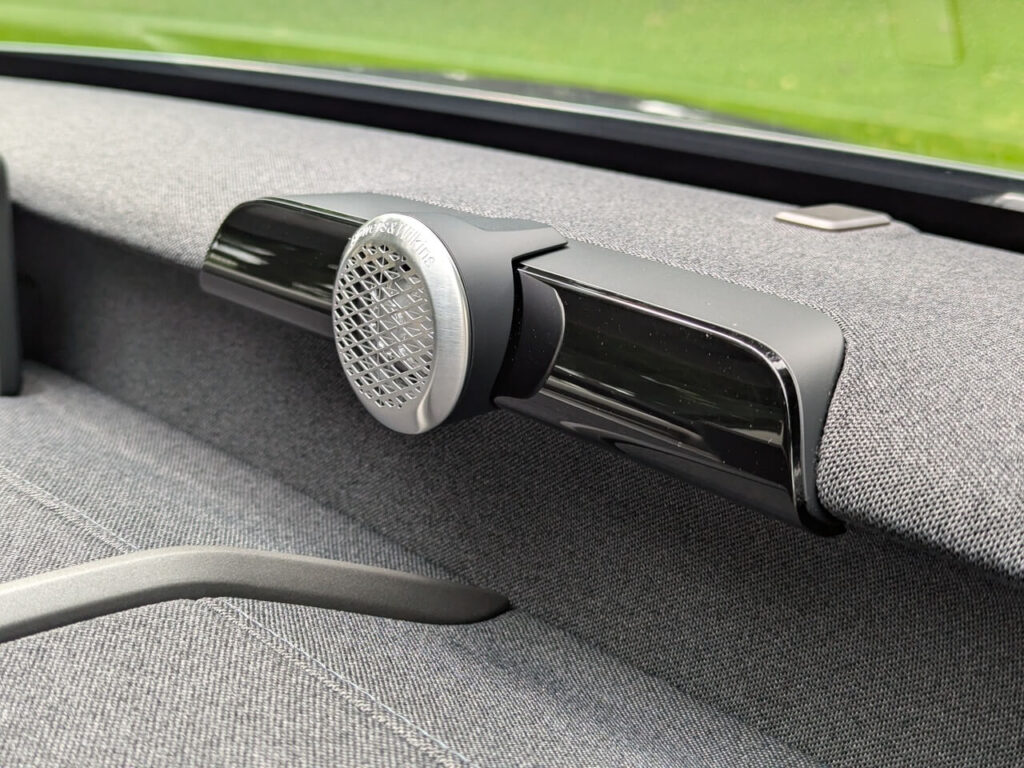 Center-Speaker von Bowers & Wilkins auf dem Armaturenbrett im EX60 Ultra.