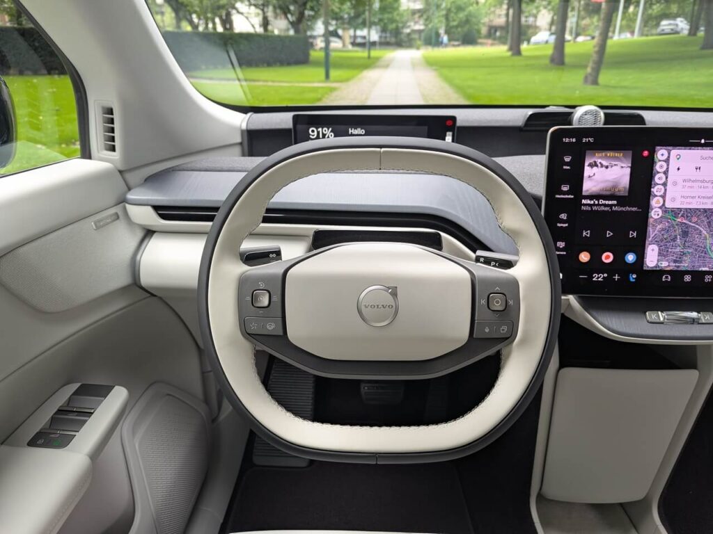 Fahrerperspektive im Volvo EX60: 2-Speichen Lenkrad mit multifunktionstasten und nach hinten versetztes 11,4 Zoll Fahrerdisplay als Ersatz eines Head-up-Displays.