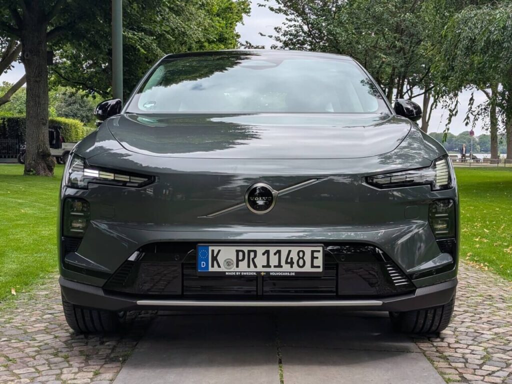 Frontansicht beim Volvo EX60: Cleane aerodynamisch gestaltete Front mit cw-Wert 0,26 und einer Stirnfläche von 2,65 m².