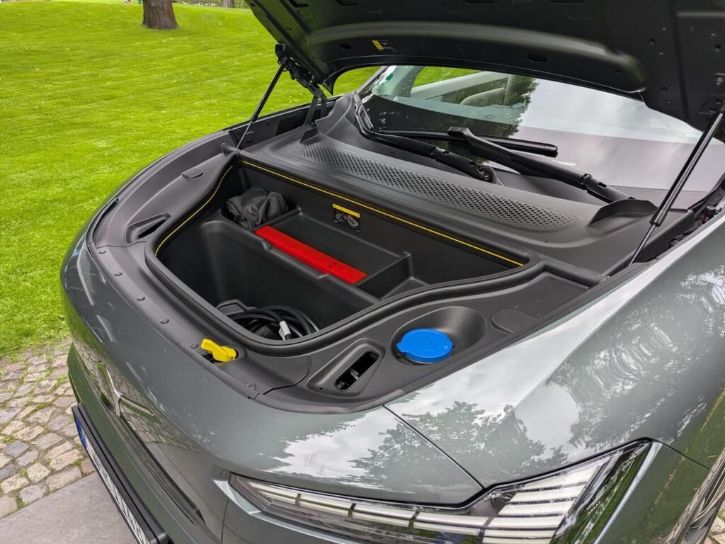 Gepäckraum unter der Fronthaube im Volvo EX60: Der "Frunk" hat ein Fassungsvermögen von 58 Litern und bietet u. a. Platz für ein Ladekabel. Direkter Zugriff auf Warndreieck.