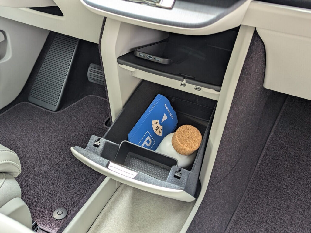 Das "Handschuhfach" im neuen Volvo EX60 befindet sich nun in der Mitte und bietet zusätzliche Ablagemöglichkeiten, ist beleuchtet und verfügt über USB-Anschlüsse mit Kabeldurchführung.