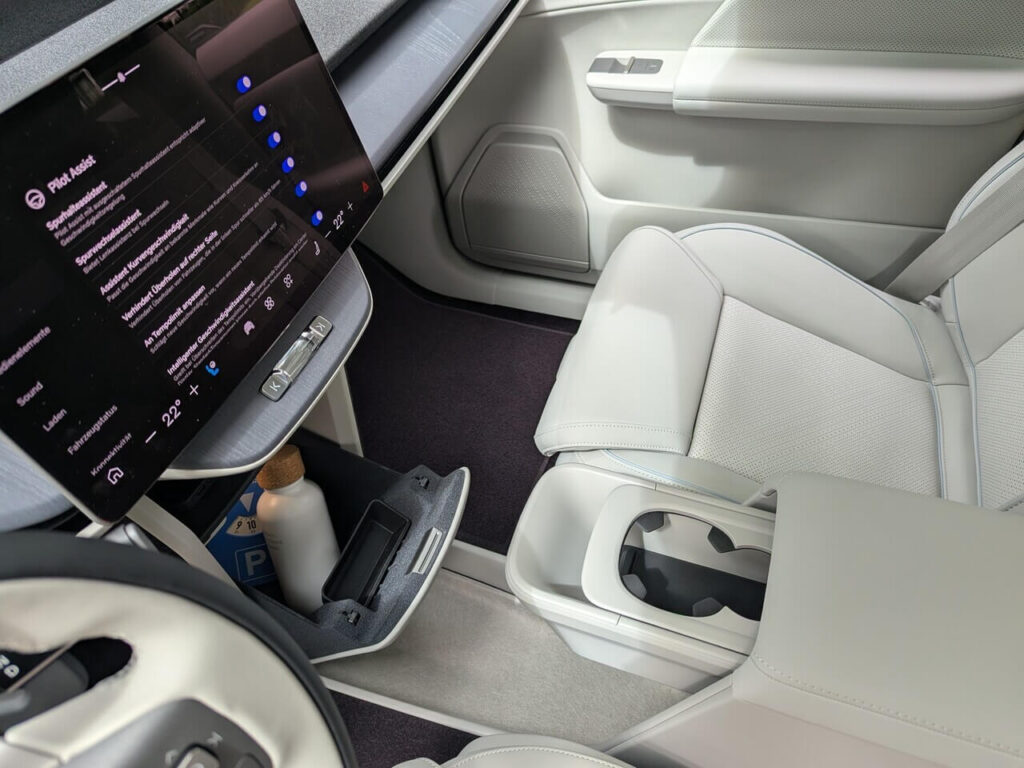 Geräumige Mittelkonsole im Volvo EX60 mit variablen Verstaumöglichkeiten.
