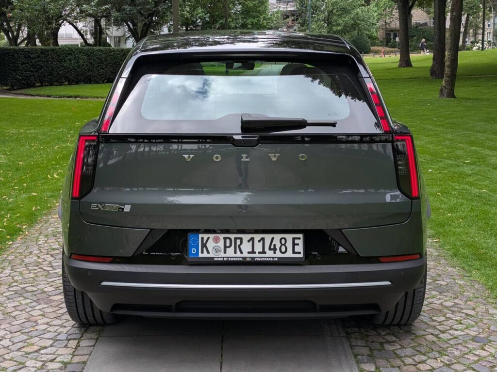 Der Volvo EX60 hat eien Gesamtbreite von 1,90 Metern (ohne Spiegel). Am Heck finden sich die Volvo-typischen bis ins Dach gezogenen Rückleuchten.