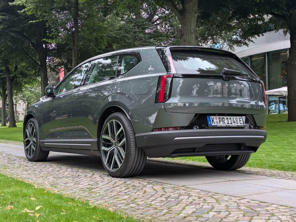 Volvo EX60 in der Lackierung "Forest Lake Metallic" (000746) kostet einen Aufpreis von 990 Euro.