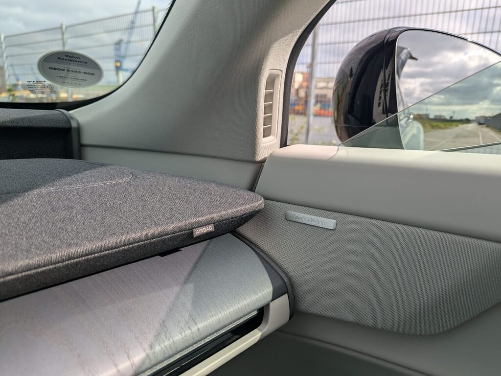 Bowers & Wilkins Audiosystem im Volvo EX60 Ultra mit 1820 Watt Leistung und 28 Lautsprechern.