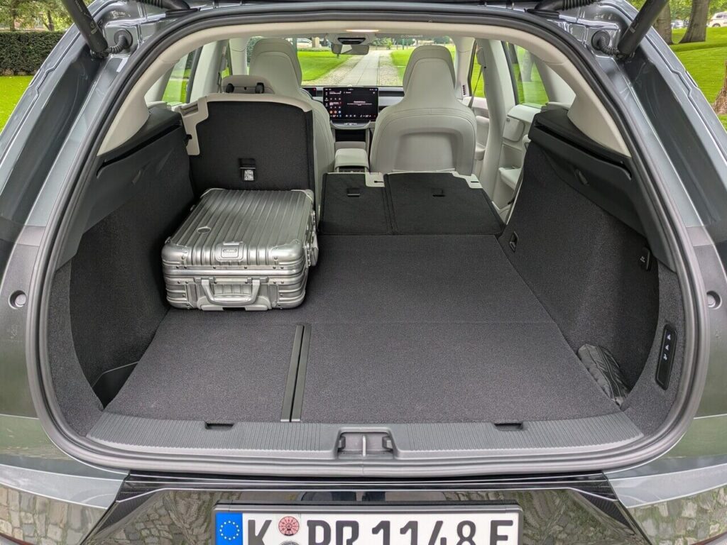 Kofferraumvolumen im Volvo EX60 beträgt 523 bis 1647 Liter. Die Rücksitzbank hat ein Teilungsverhältnis von 40:20:40. Der Gepäckraumboden ist eben und übergangsfrei, was das Beladen erleichtert.