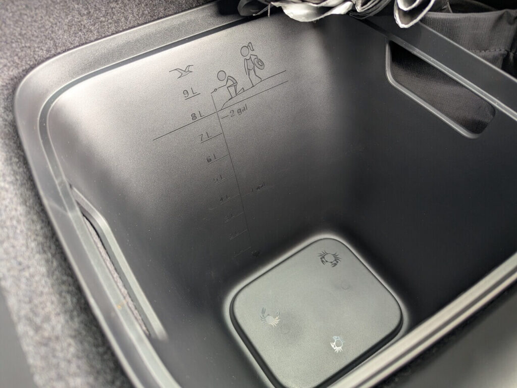 Easteregg im Kofferraum des Volvo EX60: Herausnehmbare Kunststoffboxen mit einem Fassungsvermögen von 9 Litern und Krebsen.