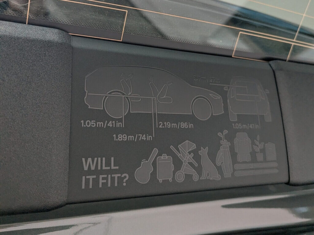 Was passt in den Kofferraum des Volvo EX60? Illustration in der Heckklappe mit Maßen für Gepäckstücke. - #Easteregg