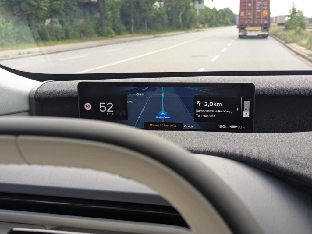 Fahrerdisplay im Volvo EX60 befindet sich kurz vor der Windschutzscheibe: 11,4 Zoll großer Digitaltacho mit Google-Maps-Anzeige.