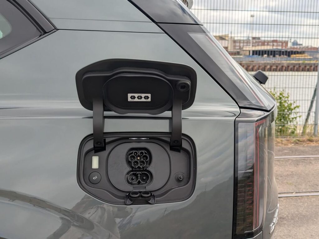 Der Volvo EX60 hat eine Ladegeschwindigkeit von bis zu 370 kW (DC) und 22 kW (AC). Vollladen in 16 Minuten (10–80 %) möglich.