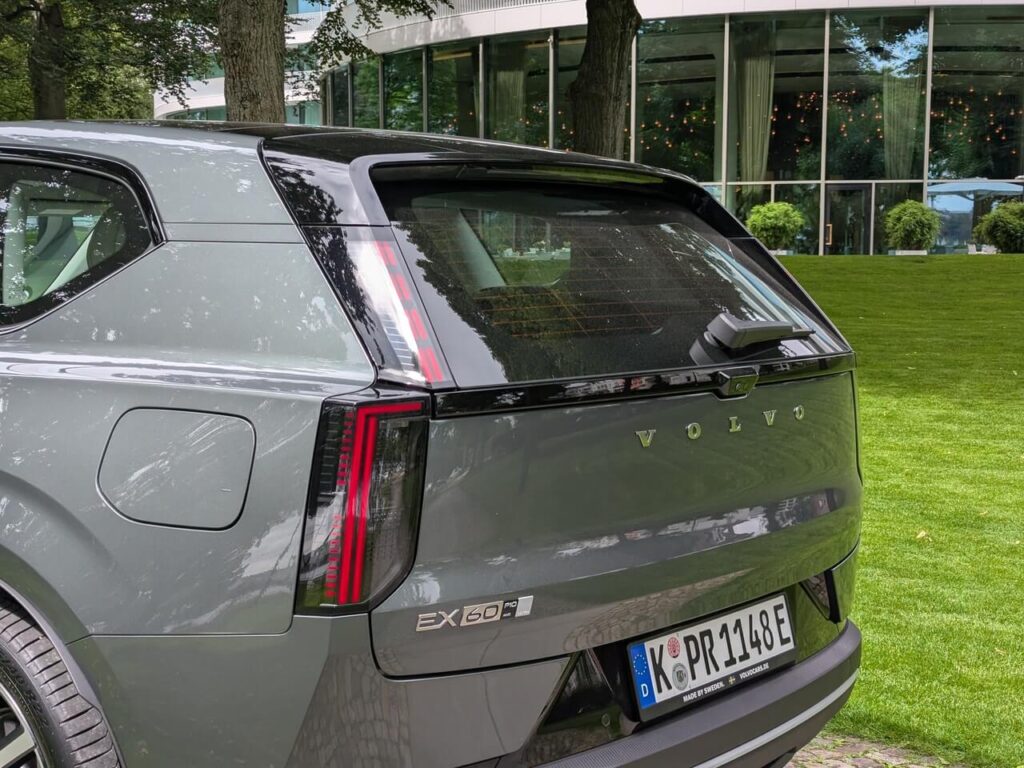 Schmale hochgezogene LED-Rückleuchten beim neuen Volvo EX60.