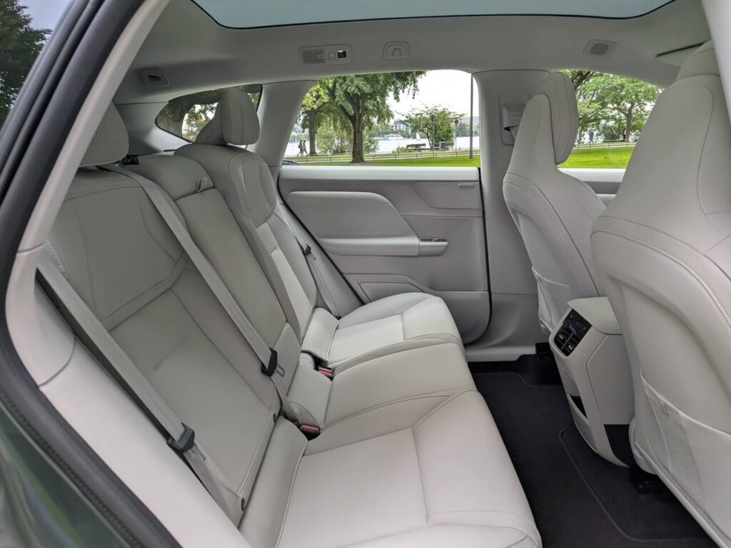 Volvo EX60 Ultra: Rücksitzbank mit heller Polsterung (Kunstleder, Nordico).